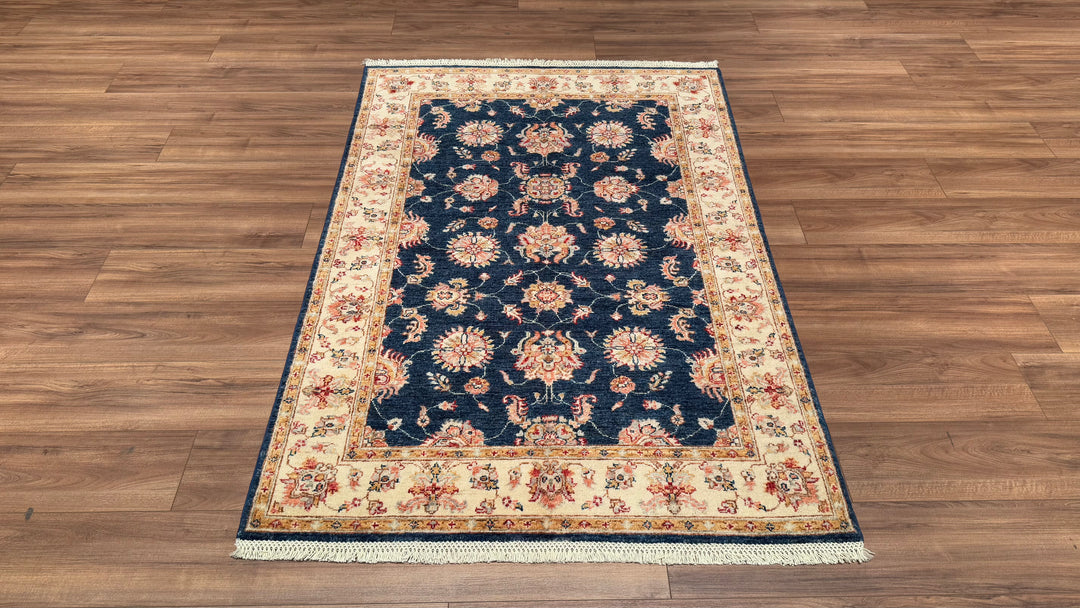 Uşak Orjinal El Dokuması Lacivert Krem Kök Boya Yün Halı 122x178 2.17 Metrekare - 4x6 ft