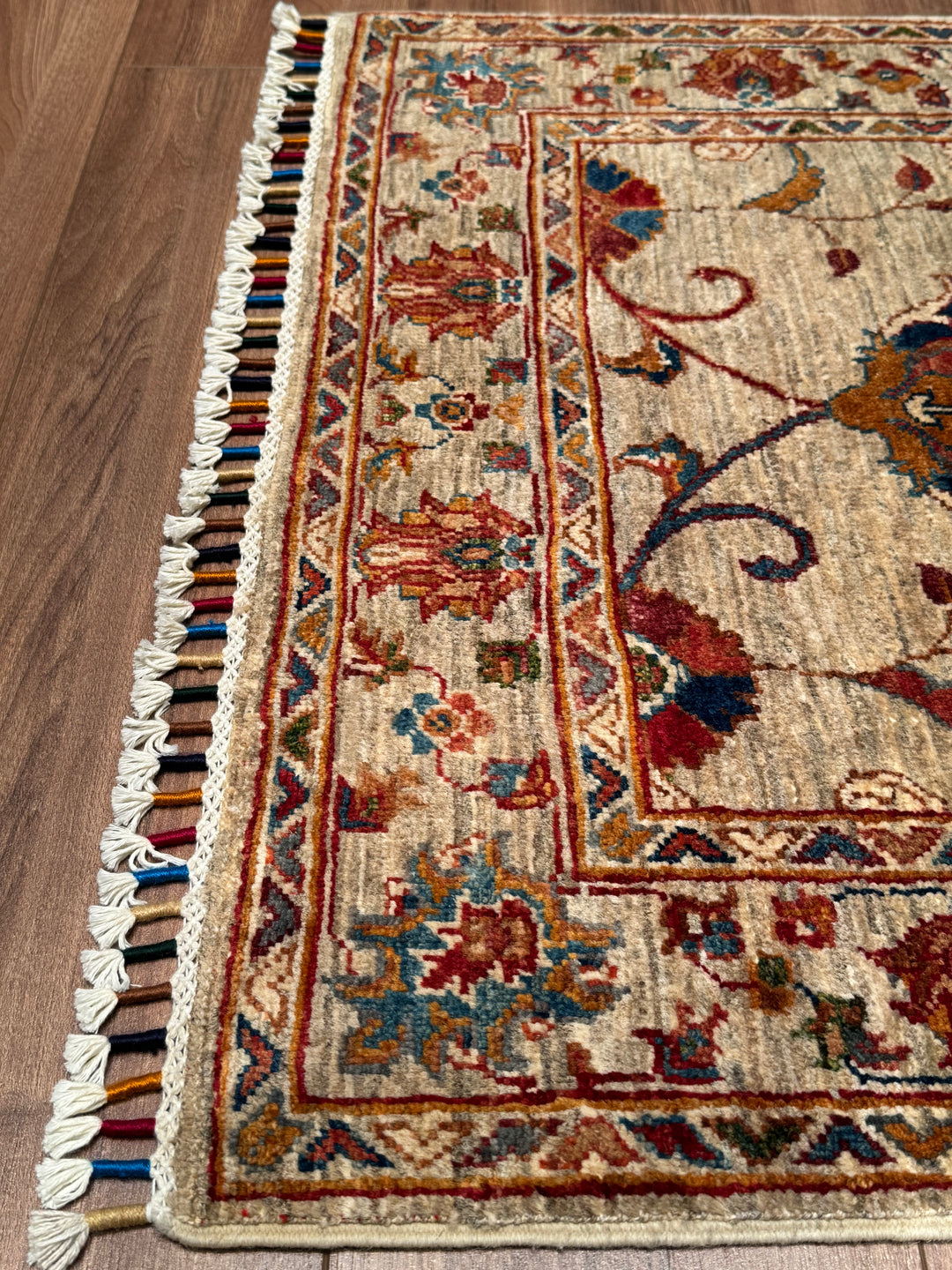 Sultani Çiçekli Orijinal El Dokuması Bej Kök Boya Yün Halı 0.83x119 0.99 Metrekare - 3x4 ft