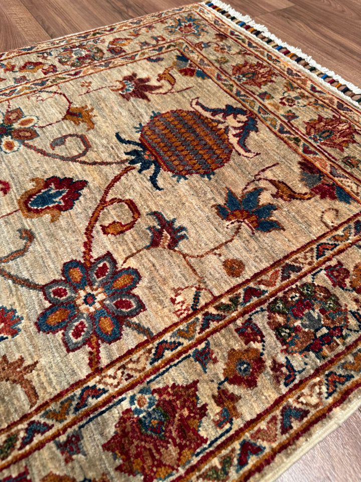 Sultani Çiçekli Orijinal El Dokuması Bej Kök Boya Yün Halı 0.83x119 0.99 Metrekare - 3x4 ft