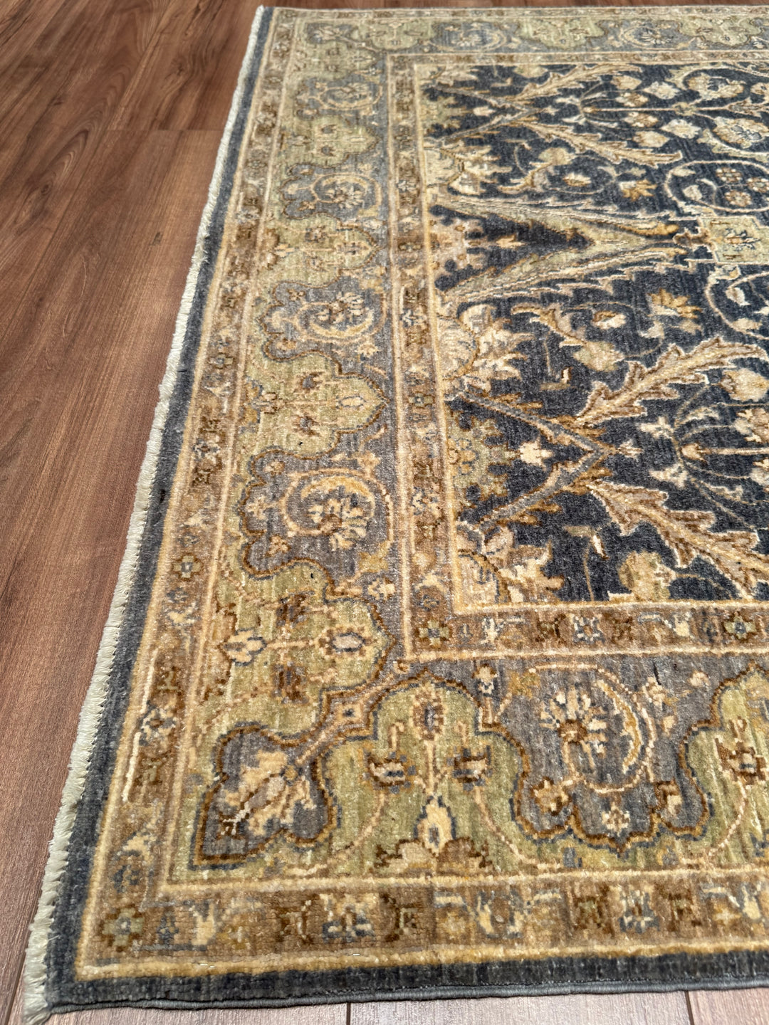 Uşak Orijinal El Dokuması Gri Krem Kök Boya Yün Halı 152x196 2.98 Metrekare - 6x8 ft