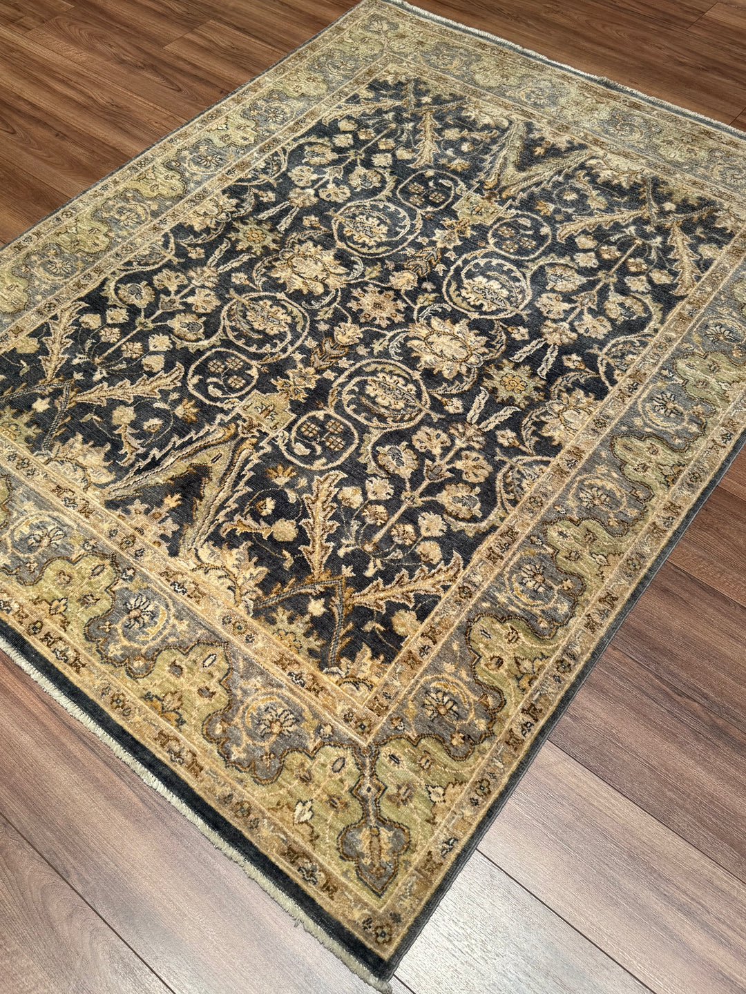 Uşak Orijinal El Dokuması Gri Krem Kök Boya Yün Halı 152x196 2.98 Metrekare - 6x8 ft