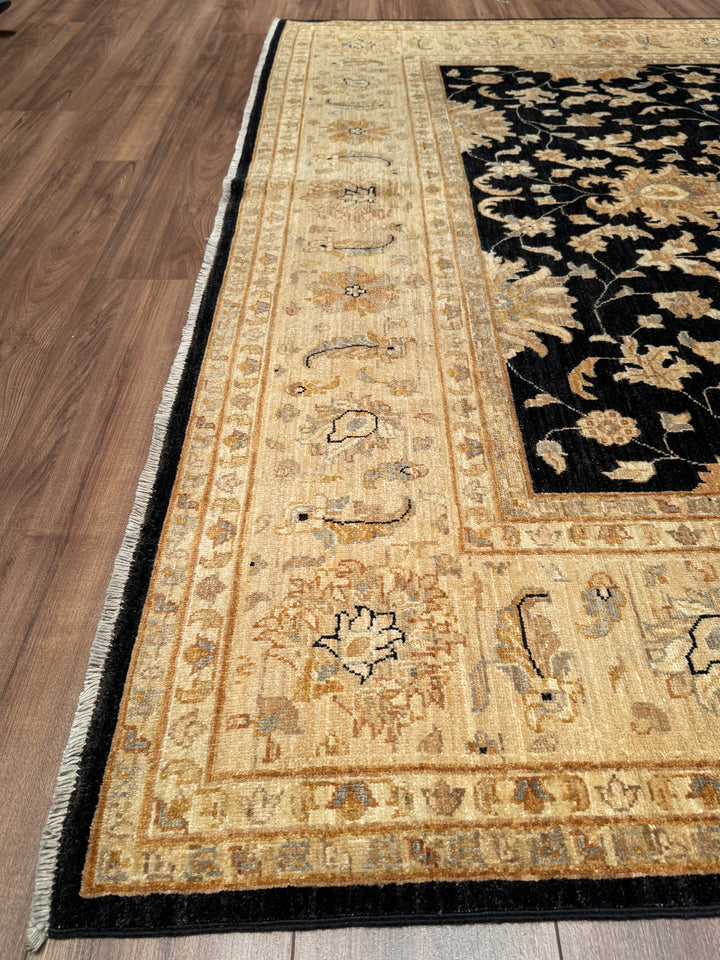 Uşak Orijinal El Dokuması Siyah Krem Kök Boya Yün Halı 242x305 7.38 Metrekare - 8x10 ft