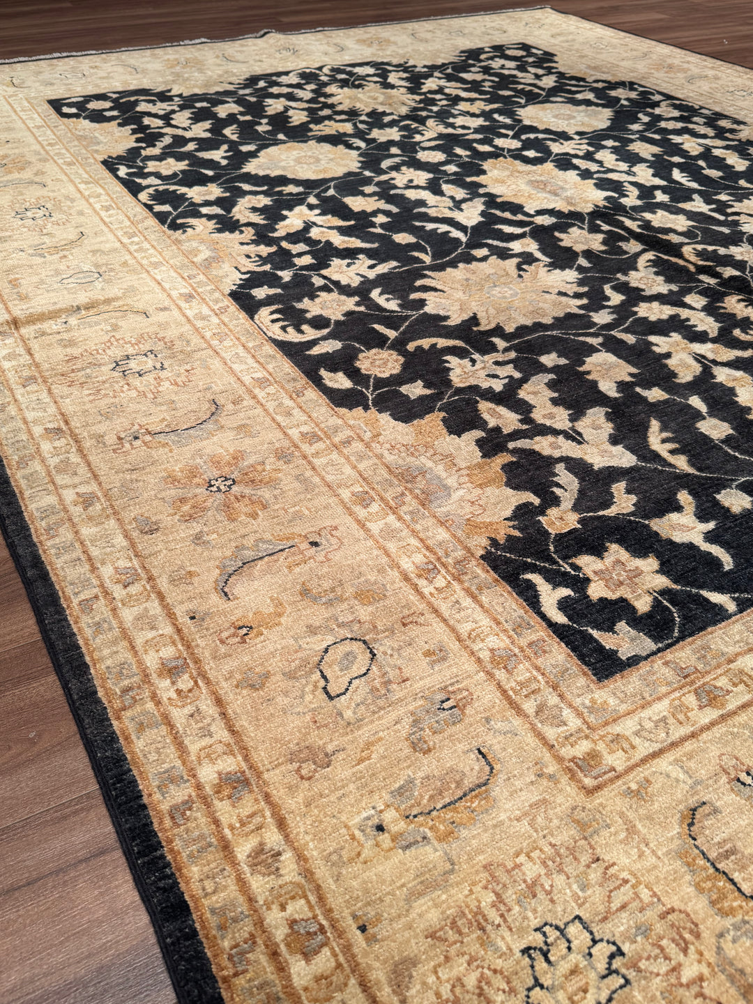 Uşak Orijinal El Dokuması Siyah Krem Kök Boya Yün Halı 242x305 7.38 Metrekare - 8x10 ft