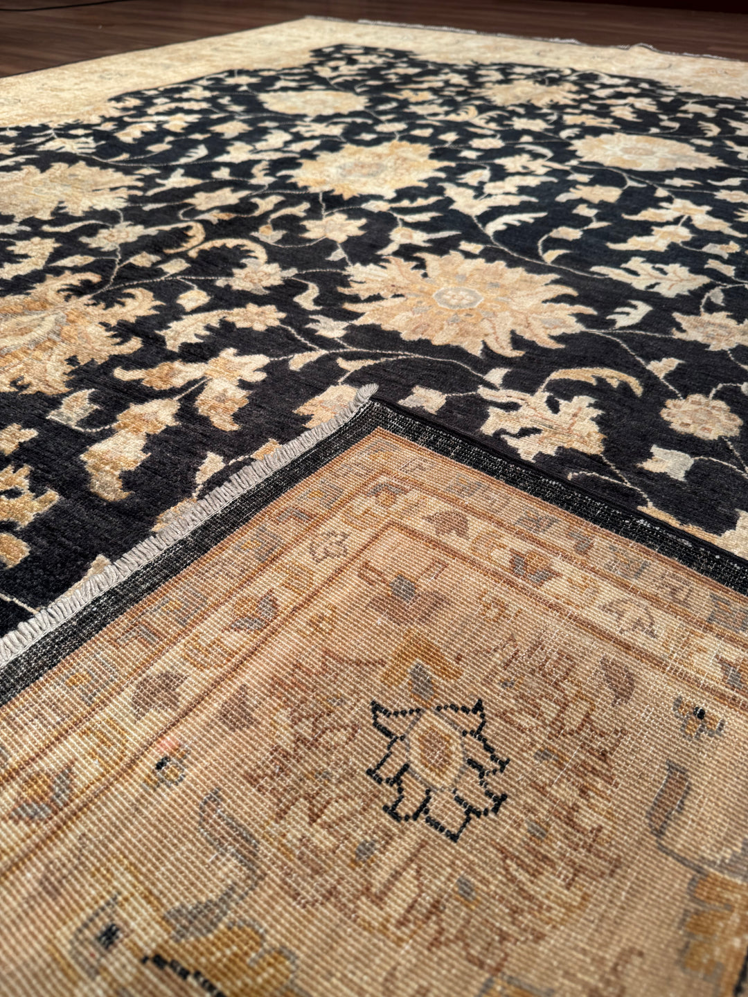 Uşak Orijinal El Dokuması Siyah Krem Kök Boya Yün Halı 242x305 7.38 Metrekare - 8x10 ft