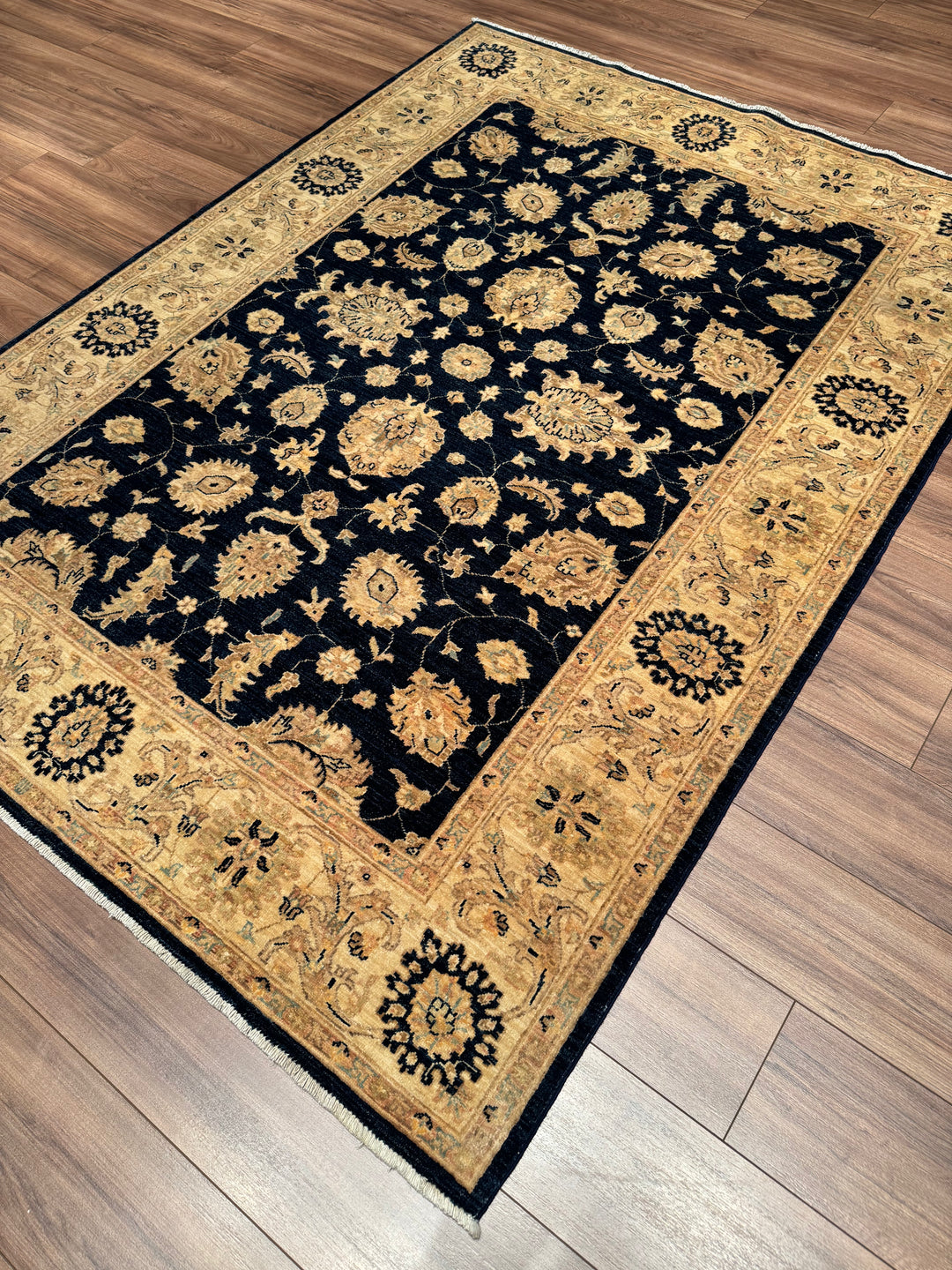 Uşak Orijinal El Dokuması Lacivert Krem Kök Boya Yün Halı 168x230 3.86 Metrekare - 6x8 ft