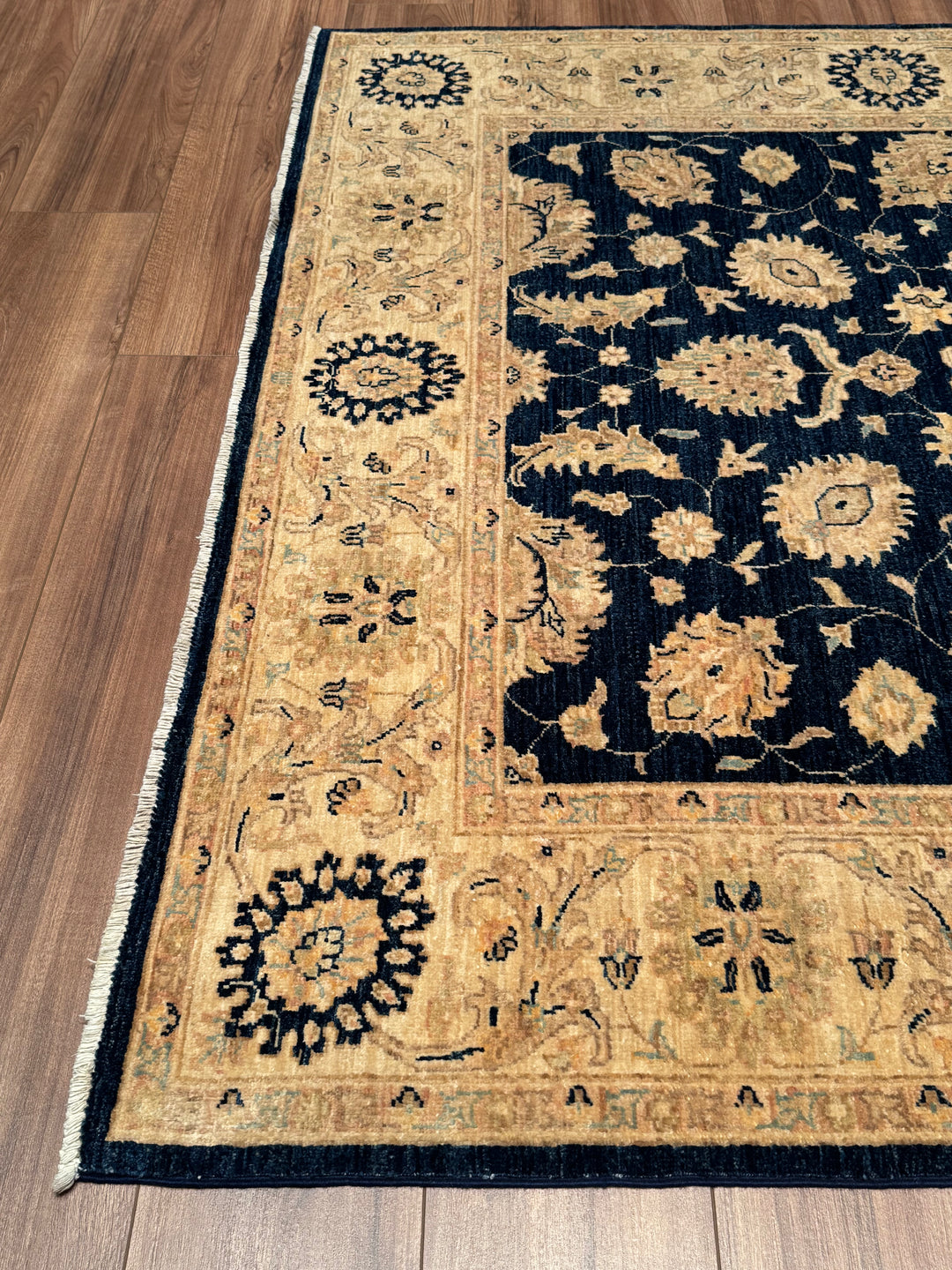 Uşak Orijinal El Dokuması Lacivert Krem Kök Boya Yün Halı 168x230 3.86 Metrekare - 6x8 ft