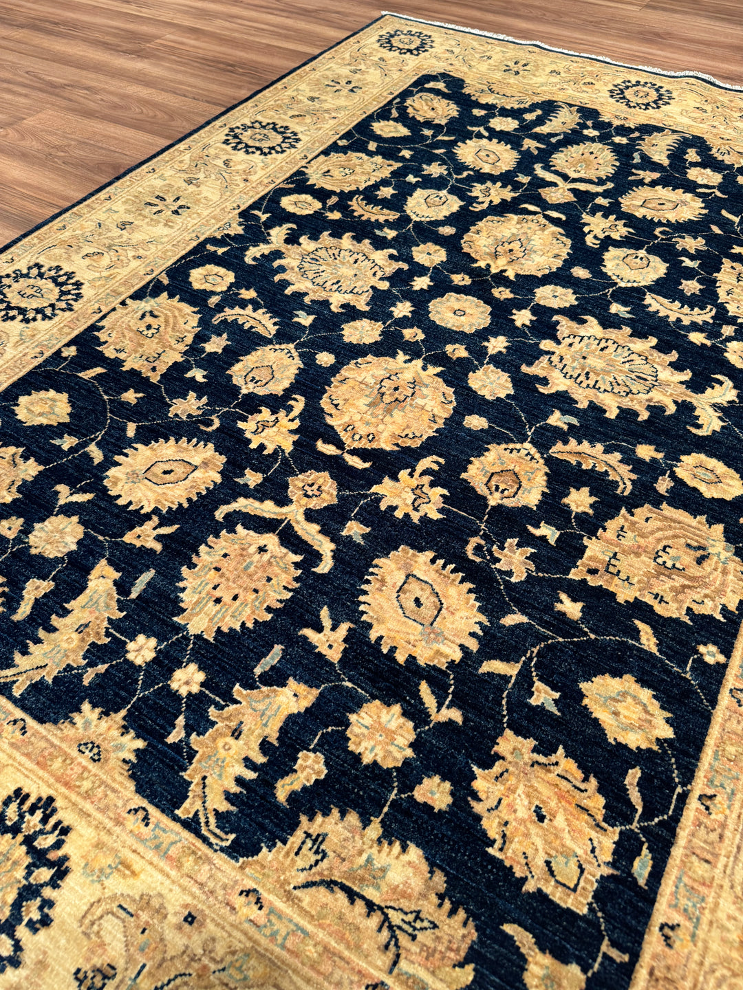 Uşak Orijinal El Dokuması Lacivert Krem Kök Boya Yün Halı 168x230 3.86 Metrekare - 6x8 ft