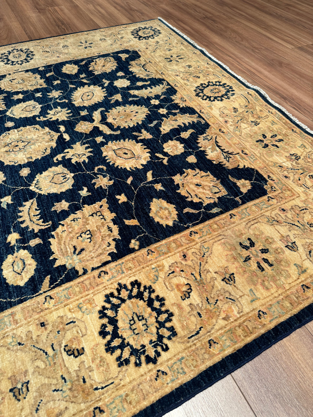 Uşak Orijinal El Dokuması Lacivert Krem Kök Boya Yün Halı 168x230 3.86 Metrekare - 6x8 ft