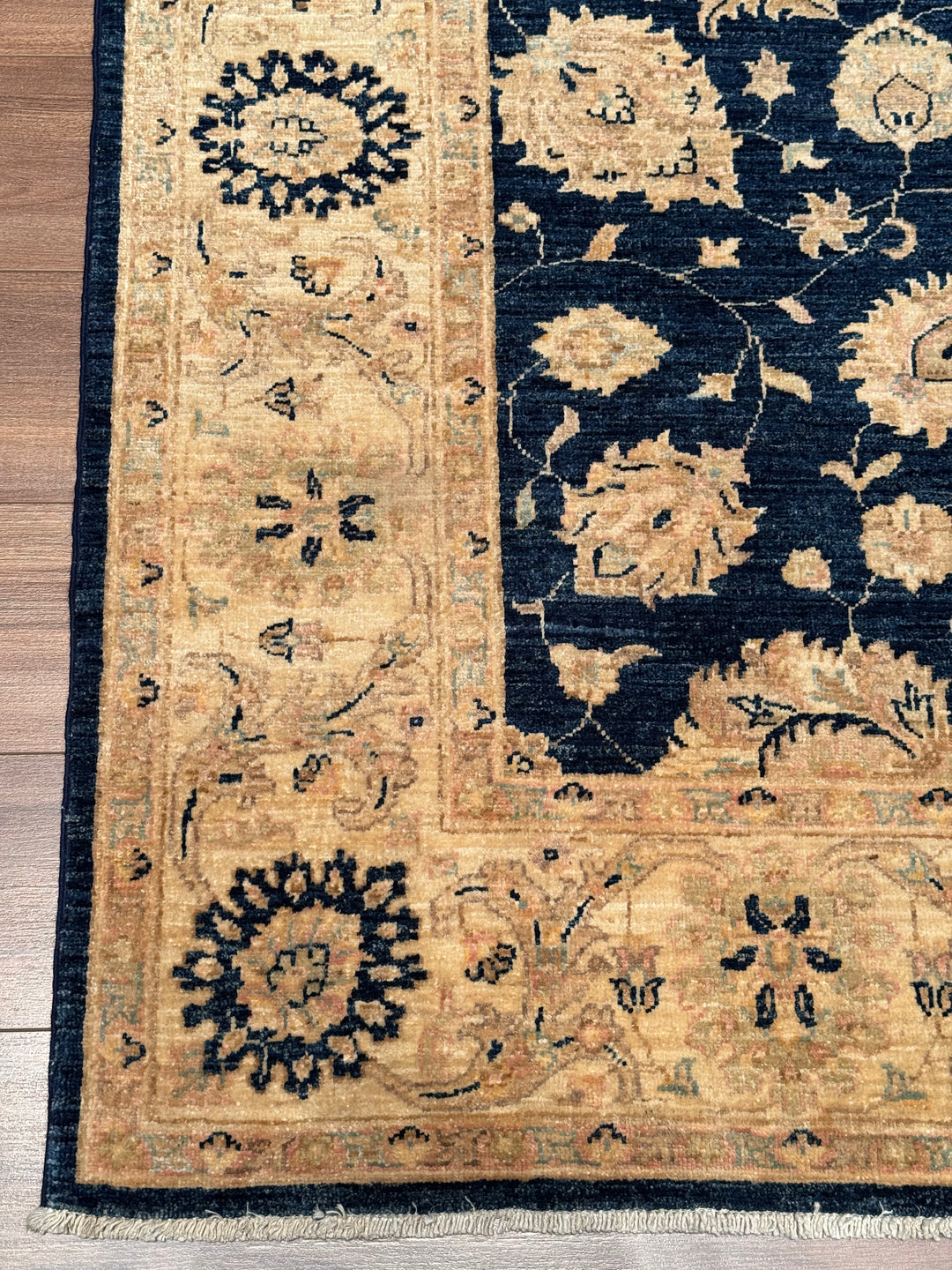 Uşak Orijinal El Dokuması Lacivert Krem Kök Boya Yün Halı 168x230 3.86 Metrekare - 6x8 ft