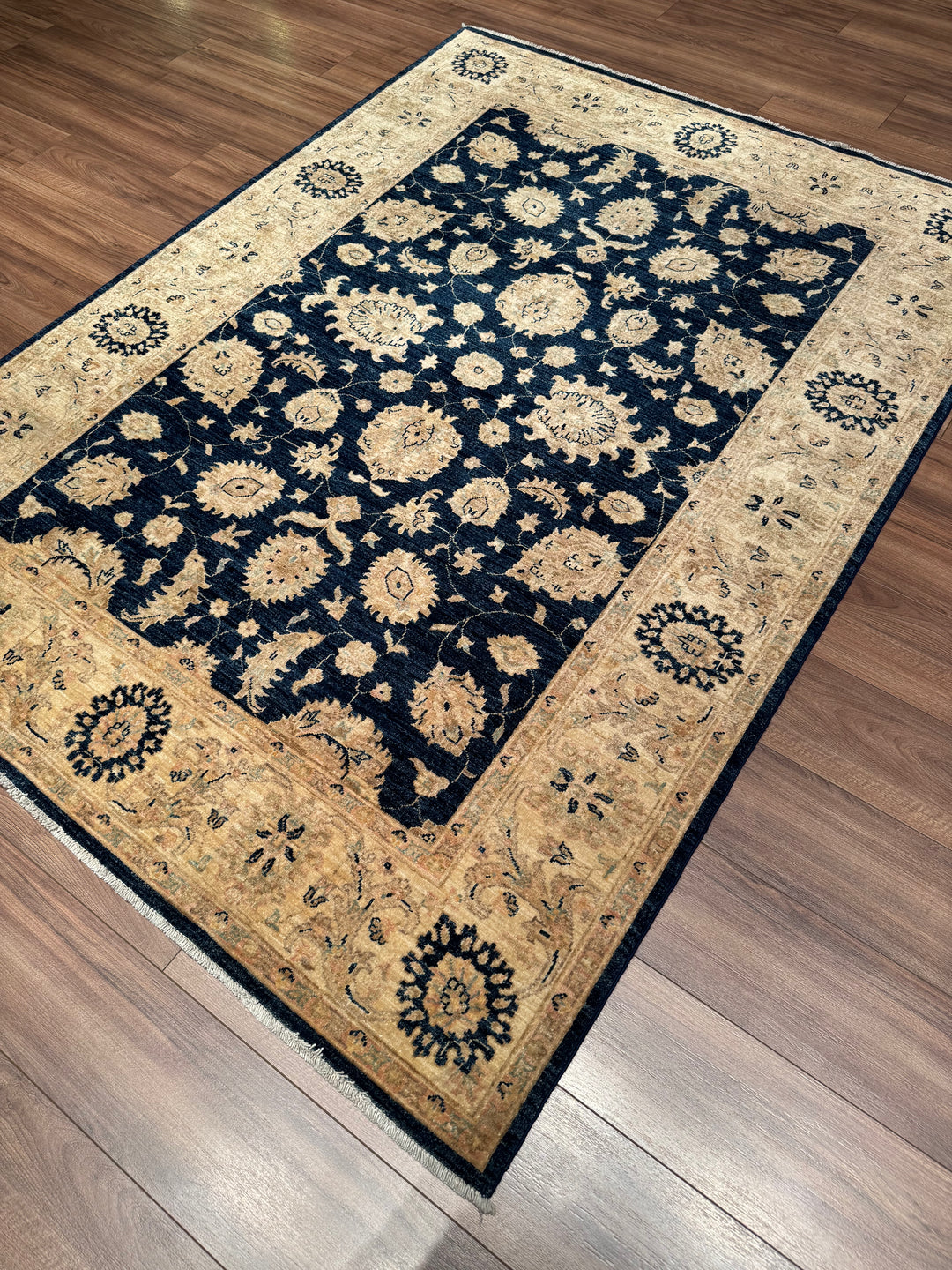 Uşak Orijinal El Dokuması Lacivert Krem Kök Boya Yün Halı 168x230 3.86 Metrekare - 6x8 ft