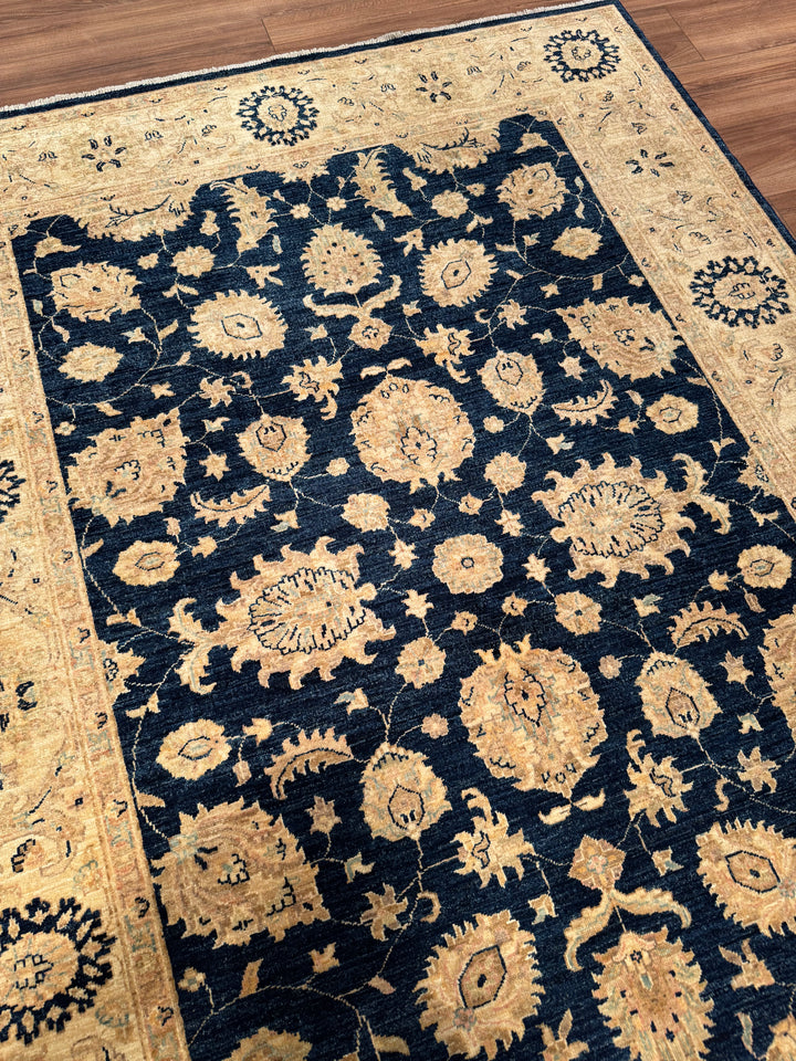 Uşak Orijinal El Dokuması Lacivert Krem Kök Boya Yün Halı 168x230 3.86 Metrekare - 6x8 ft