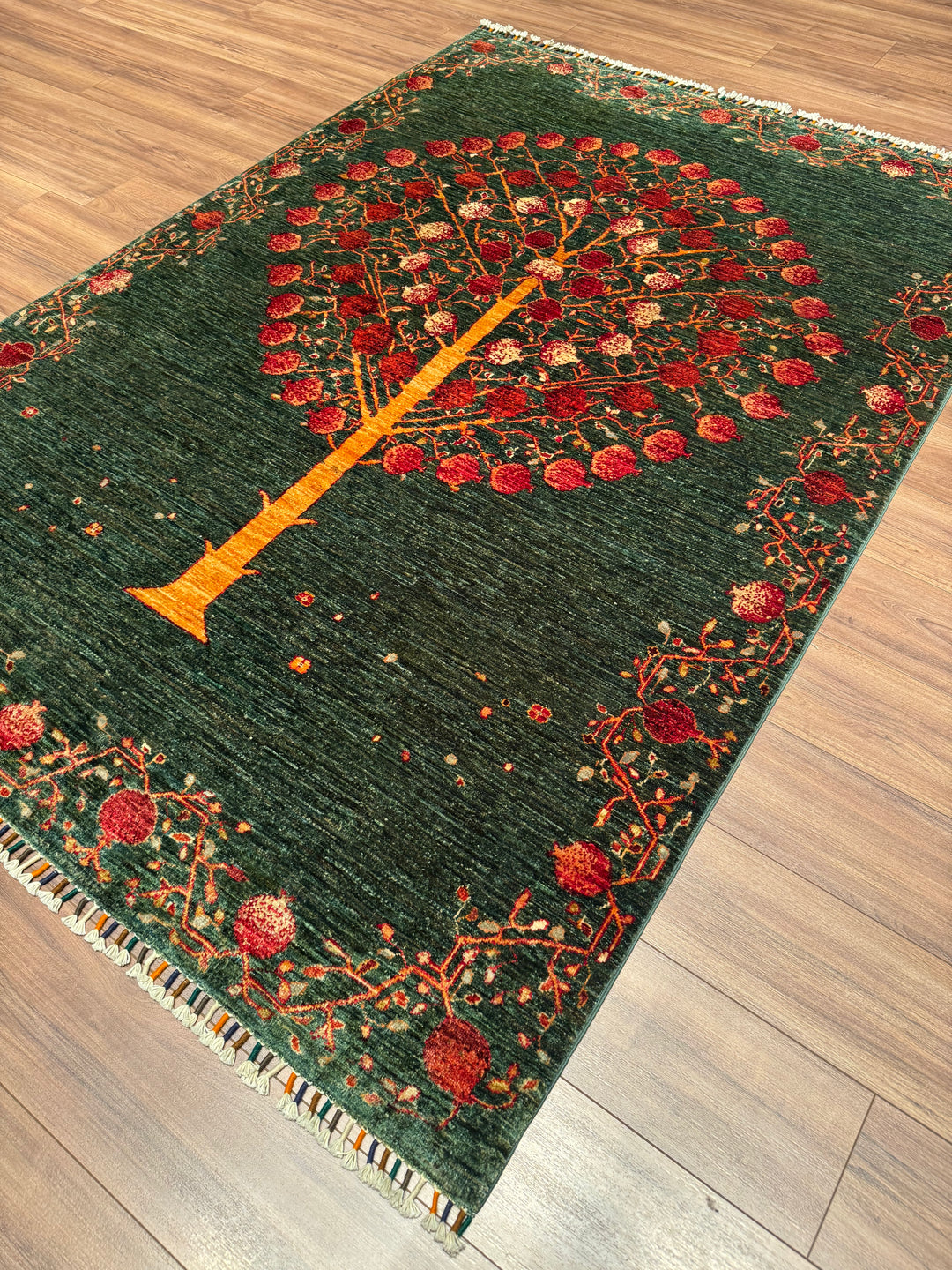 Nar Ağacı Orijinal El Dokuması Yeşil Kök Boya Yün Halı 173x245 4.24 Metrekare - 6x8 ft