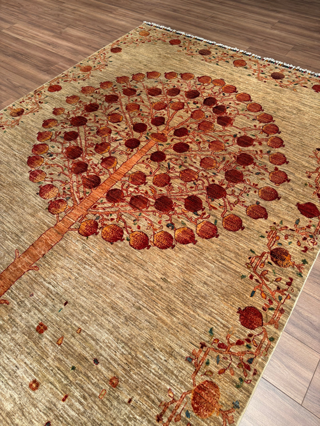 Nar Ağacı Orijinal El Dokuması Bej Kök Boya Yün Halı 204x302 6.16 Metrekare - 7x10 ft