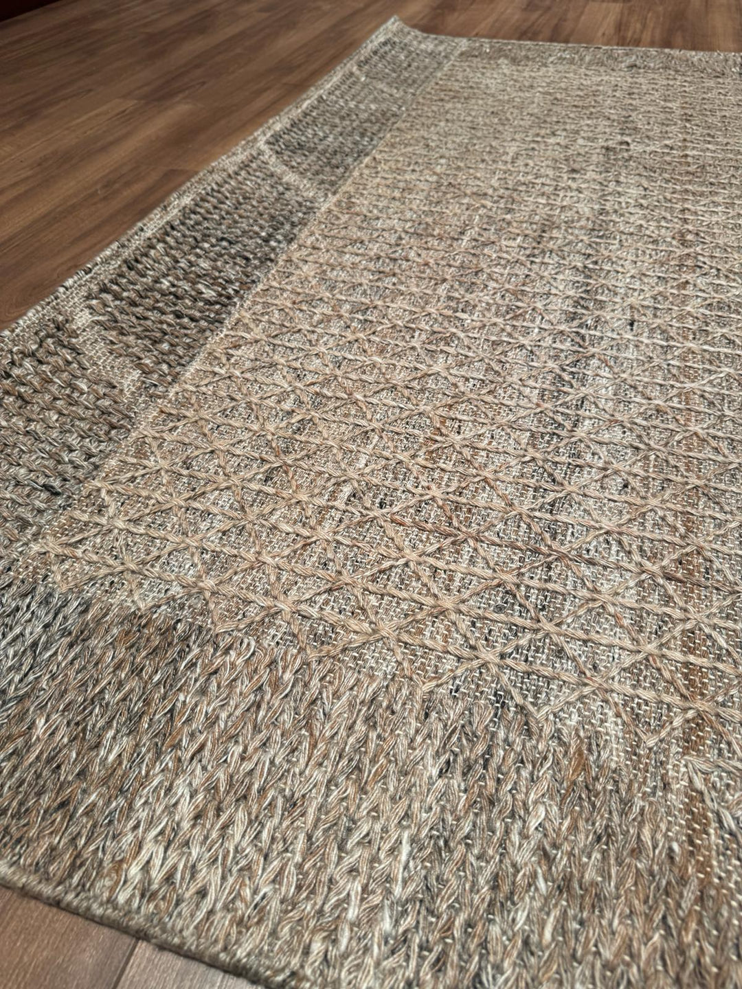 İskandinav Orijinal El Dokuması Koyu Bej Yün Halı