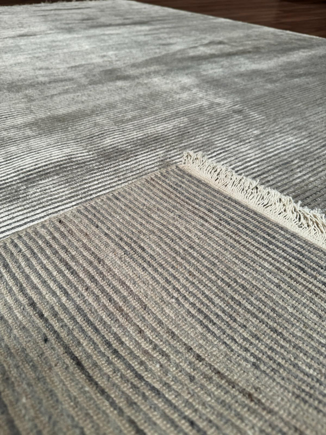 8/22 Orijinal El Dokuması Düz Gri Yün Viskon Halı