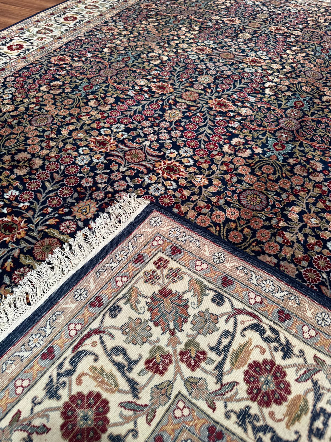 Hereke Yedi Dağın Çiçeği Orijinal El Dokuması Mavi Krem Yün Halı 194x296 5.74 Metrekare - 7x10 ft