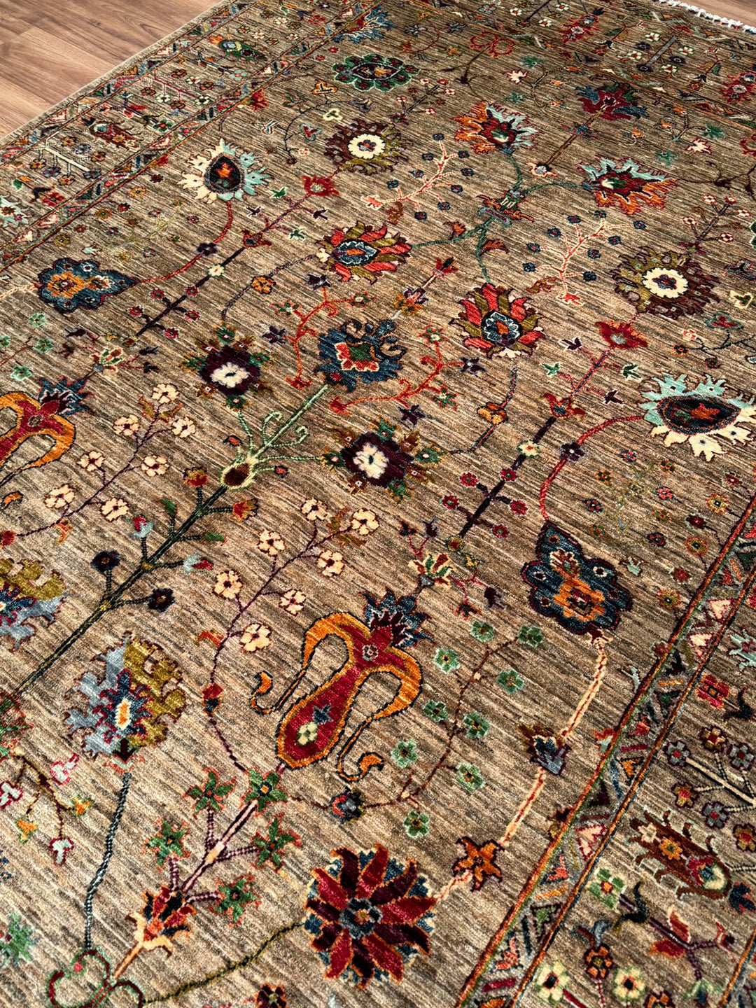 Sultani Çiçekli Orijinal El Dokuması Bej Kök Boya Yün Halı 202x306 6.18 Metrekare - 7x10 ft