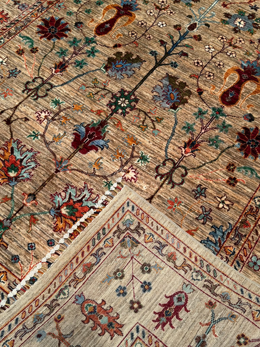 Sultani Çiçekli Orijinal El Dokuması Bej Kök Boya Yün Halı 195x294 5.73 Metrekare - 7x10 ft