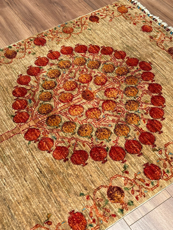 Nar Ağacı Orijinal El Dokuması Bej Kök Boya Yün Halı 104x153 1.59 Metrekare - 3x5 ft
