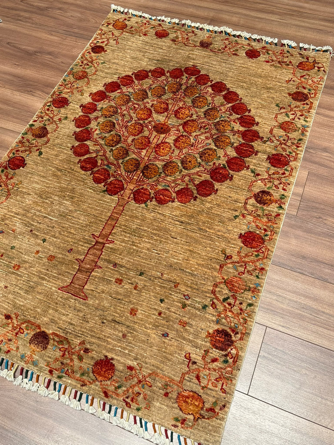 Nar Ağacı Orijinal El Dokuması Bej Kök Boya Yün Halı 104x153 1.59 Metrekare - 3x5 ft